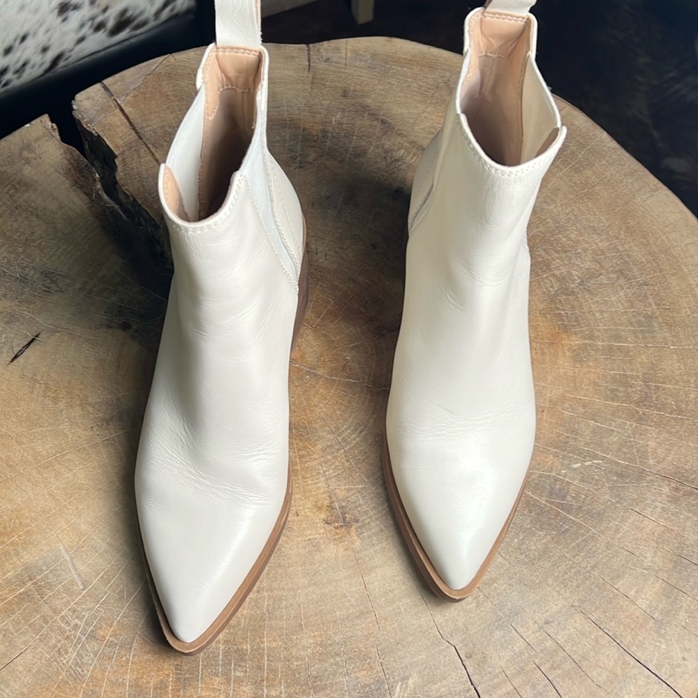 Steve Madden size 7.5 boots creamy white. A56